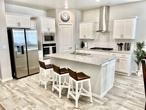 Kjøleskap, mikrobølgeovn, ovn og kokeplater