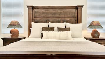 4 makuuhuonetta, tallelokero huoneessa, työpöytä, silitysrauta/-lauta