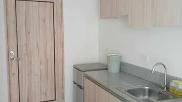 Geladeira, micro-ondas, cooktop, chaleira elétrica