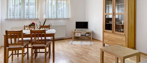 Een televisie en een stereo