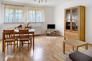 TV, stereo - Apartment 'Ferienwohnung Glöckler' with Shared Garden and Wi-Fi (Freiburg im Breisgau)