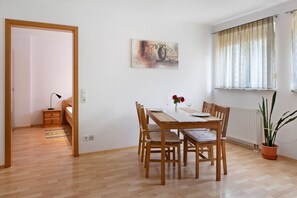 Dining - Apartment 'Ferienwohnung Glöckler' with Shared Garden and Wi-Fi (Freiburg im Breisgau)