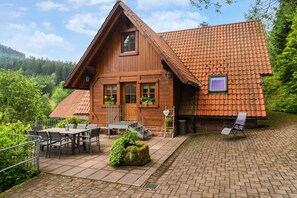 Outdoor dining - Holiday Home 'Hexenhäuschen' with Mountain View, Private Terrace and Wi-Fi (Wolfach)