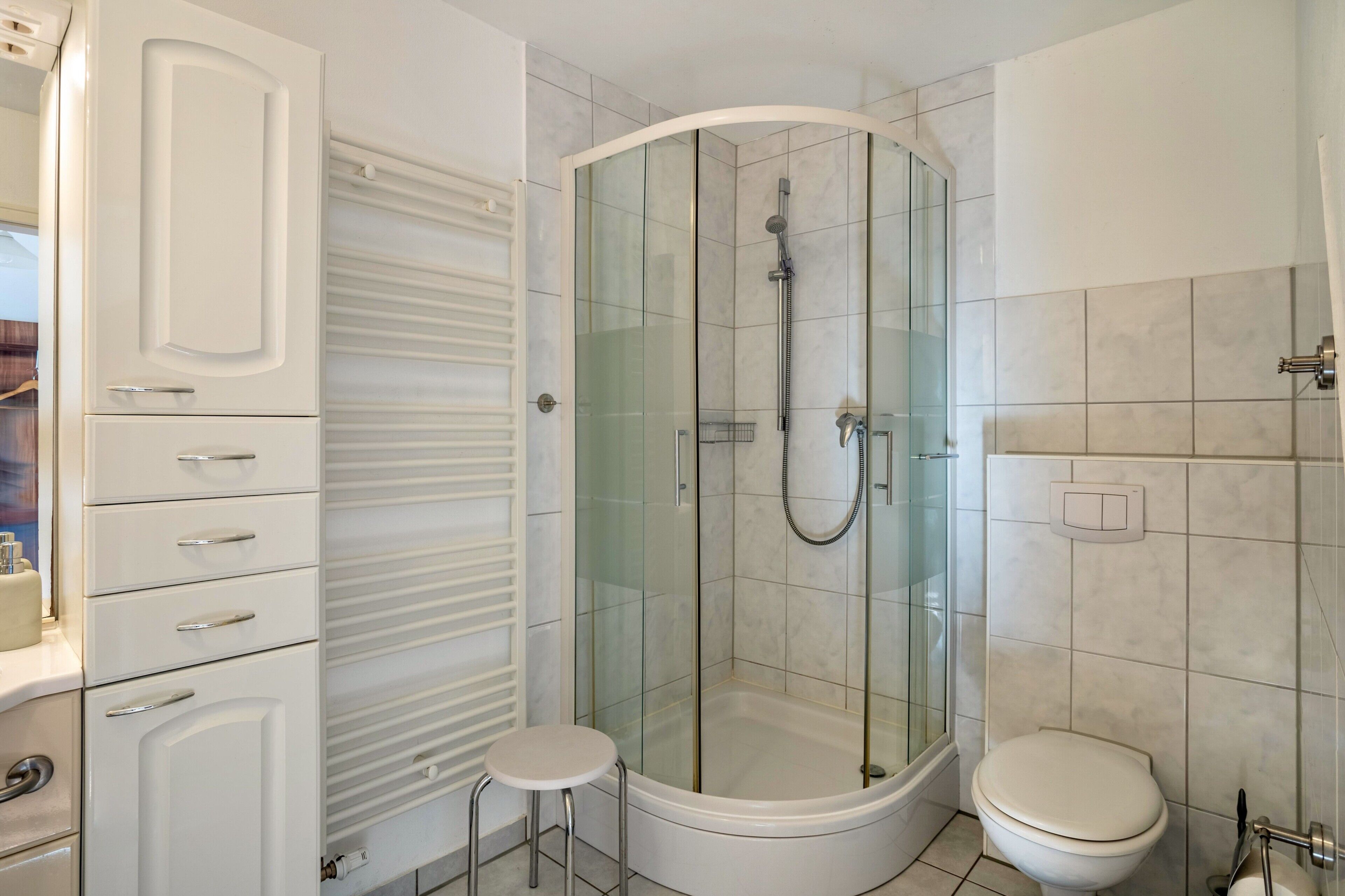 Een douche, een haardroger, handdoeken