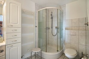 Douche, sèche-cheveux, serviettes fournies