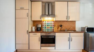 Een koelkast, een magnetron, een oven, een kookplaat