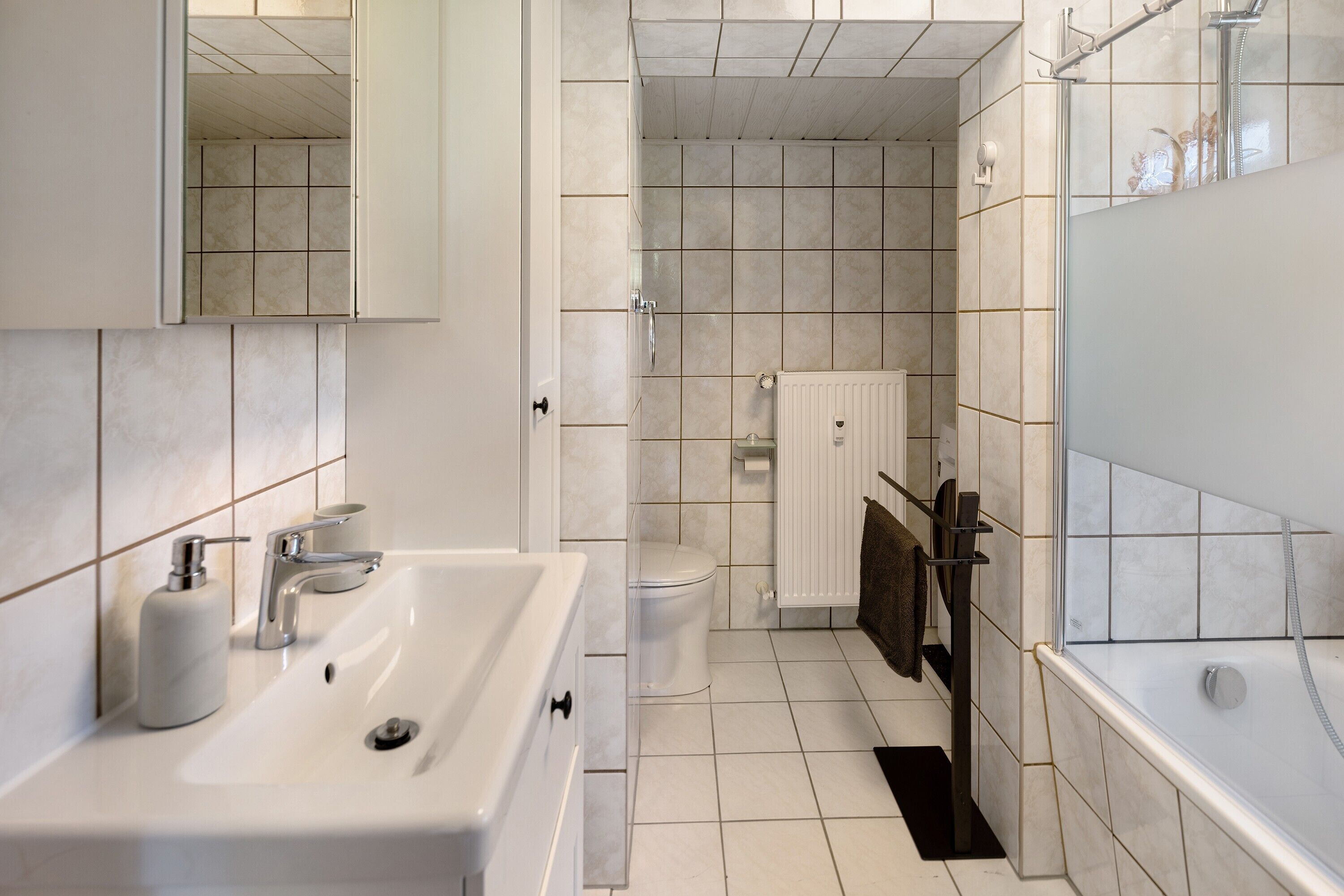 Ein modernes Badezimmer mit Waschbecken, Toilette und Dusche.