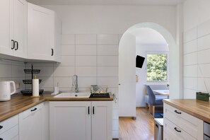 Jääkaappi, mikroaaltouuni, uuni, liesi