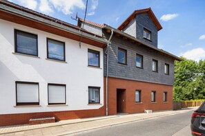 Exterior - Holiday Apartment "Kleinbreitenbach" with Private Garden, Balcony & Wi-Fi (Plaue)