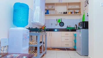 Appartement Affaires | Cuisine privée | Réfrigérateur, micro-ondes, batterie de cuisine, vaisselle et ustensiles