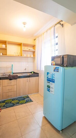 Deluxe Apartment | Private kitchen | Fridge, microwave, cookware/dishes/utensils - Lux Suites Cavendish Transit  Apartments (Mlolongo)