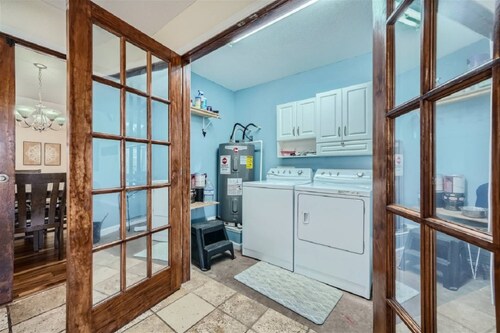 3 Secluded Homes on 15 Acres. Pool, Ping Pong, Hot Tub, Patio, Pond and BBQ. Close to COTA.