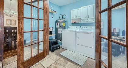 3 Secluded Homes on 15 Acres. Pool, Ping Pong, Hot Tub, Patio, Pond and BBQ. Close to COTA.