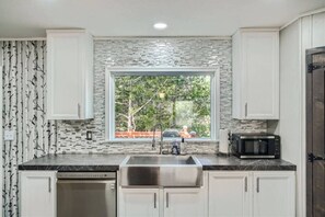 冷蔵庫、電子レンジ、オーブン、コンロ