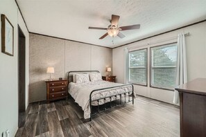 8 bedrooms, desk, iron/ironing board, free WiFi