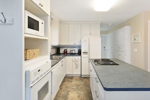 Køleskab, mikrobølgeovn, ovn, kogeplade