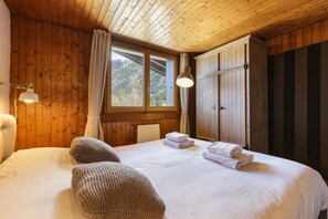 3 chambres, fer et planche à repasser, lit de bébé portatif
