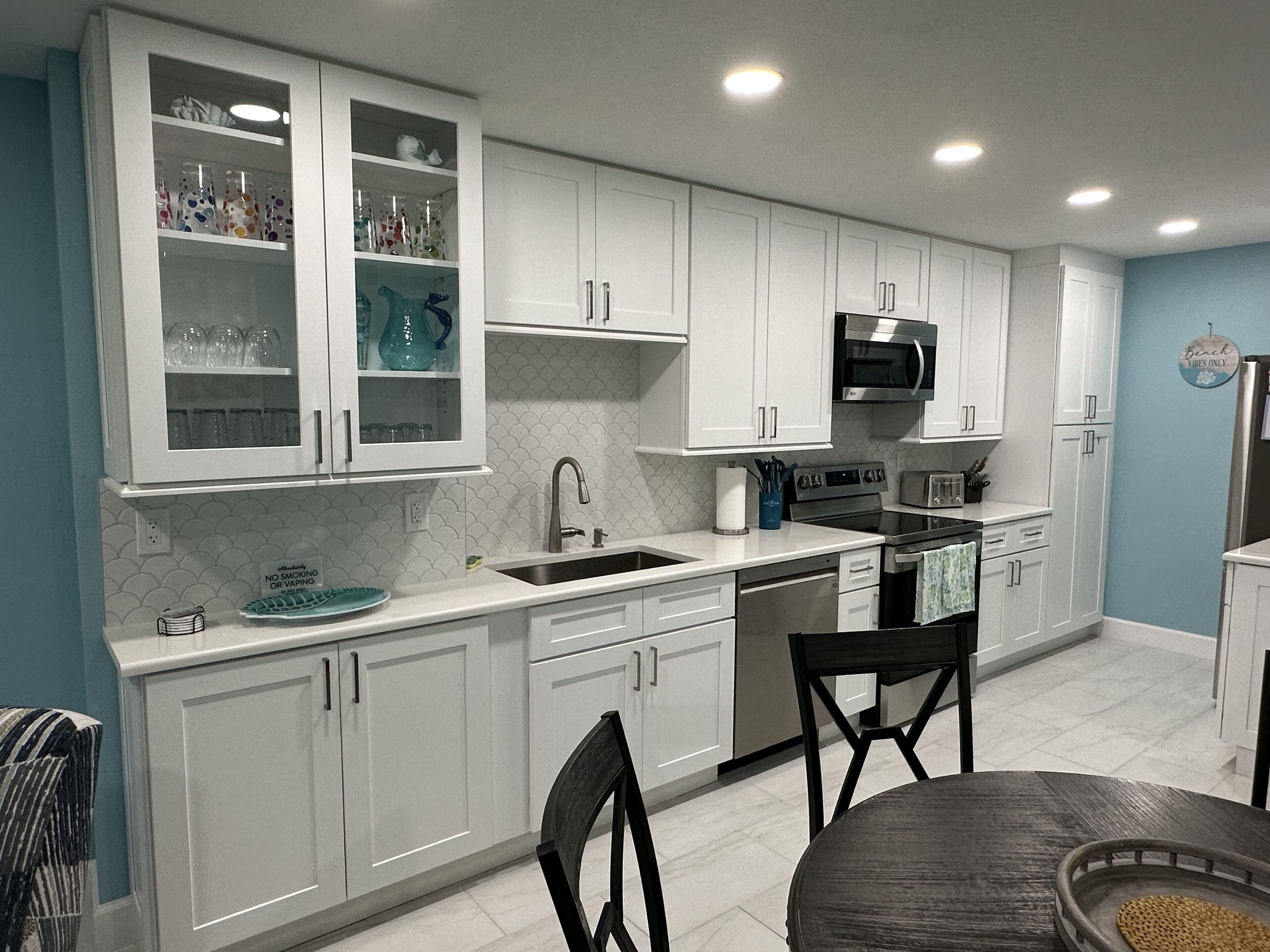 Refrigerador, microondas, horno y parrilla de estufa 