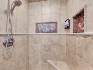 Douche, sèche-cheveux, serviettes fournies