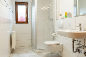 Dusche, Haartrockner, Handtücher