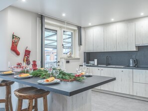 Kühlschrank, Mikrowelle, Ofen, Geschirrspüler