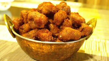 Sarapan ala kontinental setiap hari (INR 300 per orang)