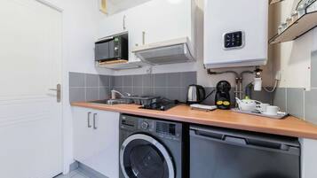 Réfrigérateur, micro-ondes, plaque de cuisson, cafetiÚre/bouilloire