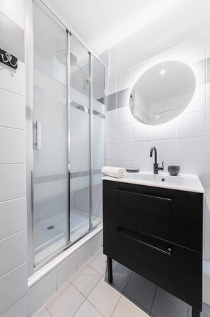 Dusche, Haartrockner, Handtücher, Shampoo