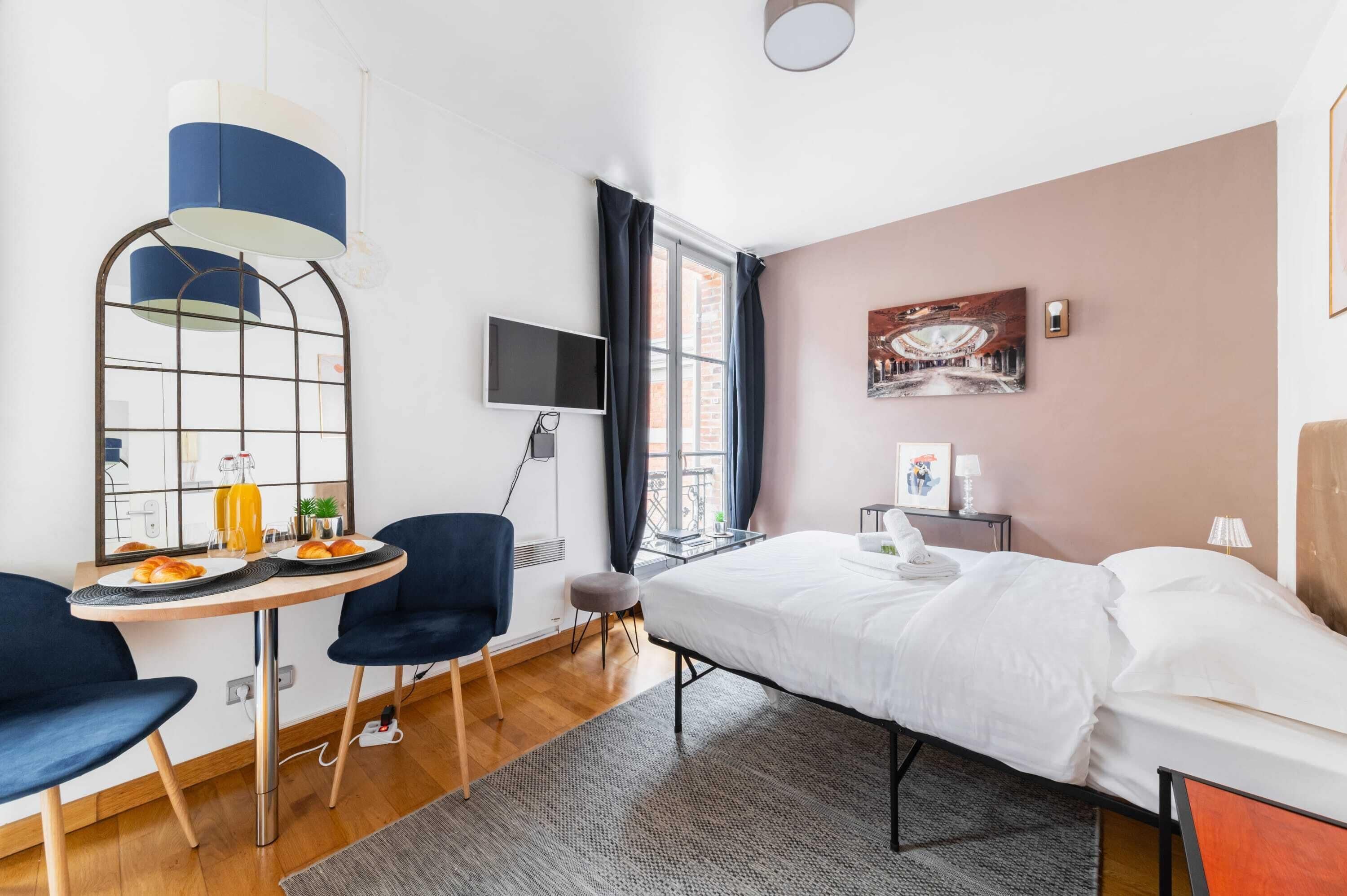 Tabla de planchar con plancha, wifi y ropa de cama 