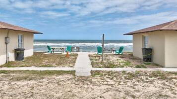 En la playa, kayaks, paseos en botes de motor y pesca