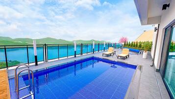 5 indoor pools, 2 outdoor pools