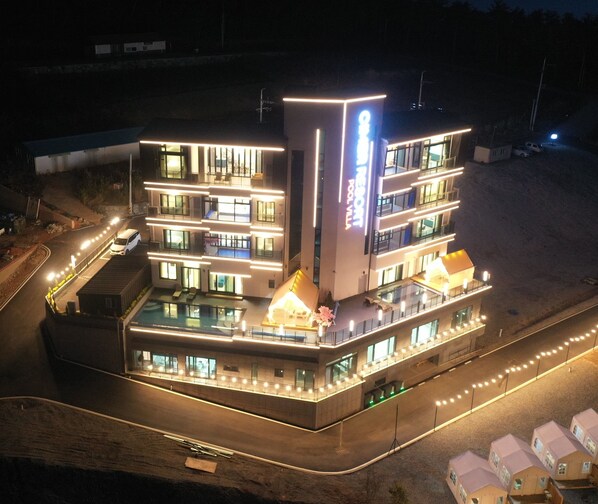 المنشأة من الخارج