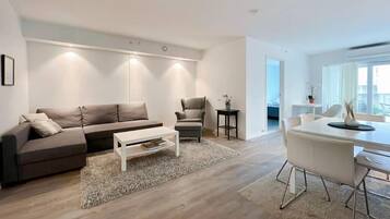 Apartment, 2 Bedrooms, Accessible, Patio | Living room