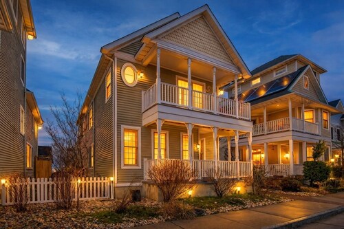 Luxury Beachside Vacation Getaway
-OceanView, King beds, Steps to beach, Casino