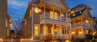 Luxury Beachside Vacation Getaway
-OceanView, King beds, Steps to beach, Casino