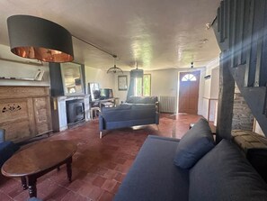 Televisión y chimenea 