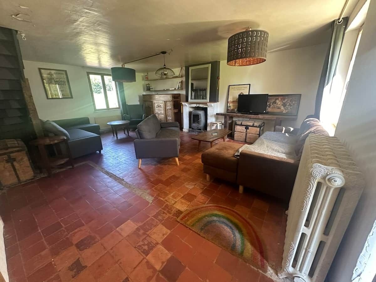 TV, fireplace