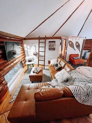 Cozy Cabin with a Stream