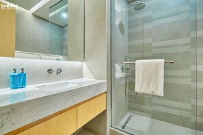 Apartment | Bathroom | Hydromassage showerhead, free toiletries, hair dryer, towels - 2B-AnantaraNorth-802P by bnbmehomes (Dubai)