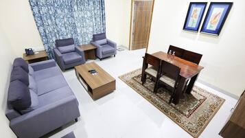 Deluxe suite | Woonruimte | Een 40-inch lcd-televisie met satellietzenders