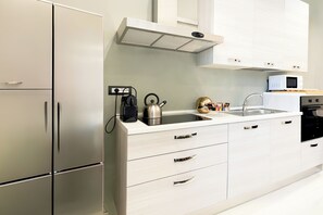 Coffee/tea maker, fridge, microwave, oven