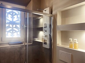 Shower, eco-friendly toiletries, hair dryer, bidet - Stylish-chic in the heart of Montecatini Terme (Montecatini Terme)