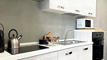 KĂŒhlschrank, Mikrowelle, Ofen, Herdplatte