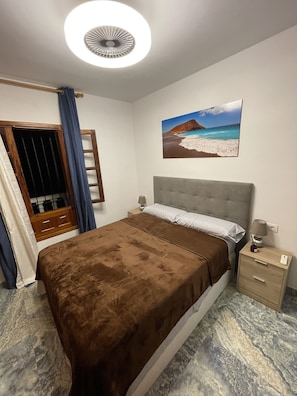 2 habitaciones, tabla de planchar con plancha, cuna de viaje y wifi 