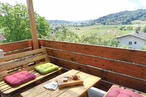 Outdoor dining - Holiday Home in Tuheljske with Hot Tub (Tuheljske Toplice)