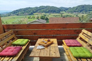 Outdoor dining - Holiday Home in Tuheljske with Hot Tub (Tuheljske Toplice)