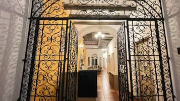 Room, 1 Bedroom | Property entrance