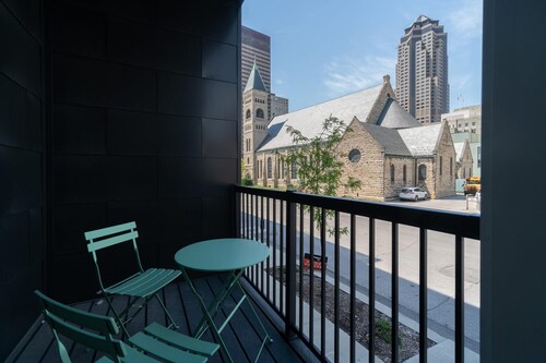 Des Moines Designer 1BD 1BA Downtown Apartment