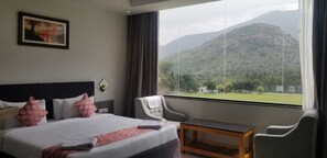 Premium bedding, Select Comfort beds, laptop workspace, soundproofing - Forest Meadows Resort -Swiss In Salem (Salem)