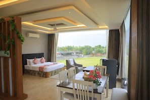 Luxury Room | Premium bedding, Select Comfort beds, laptop workspace, soundproofing - Forest Meadows Resort -Swiss In Salem (Salem)